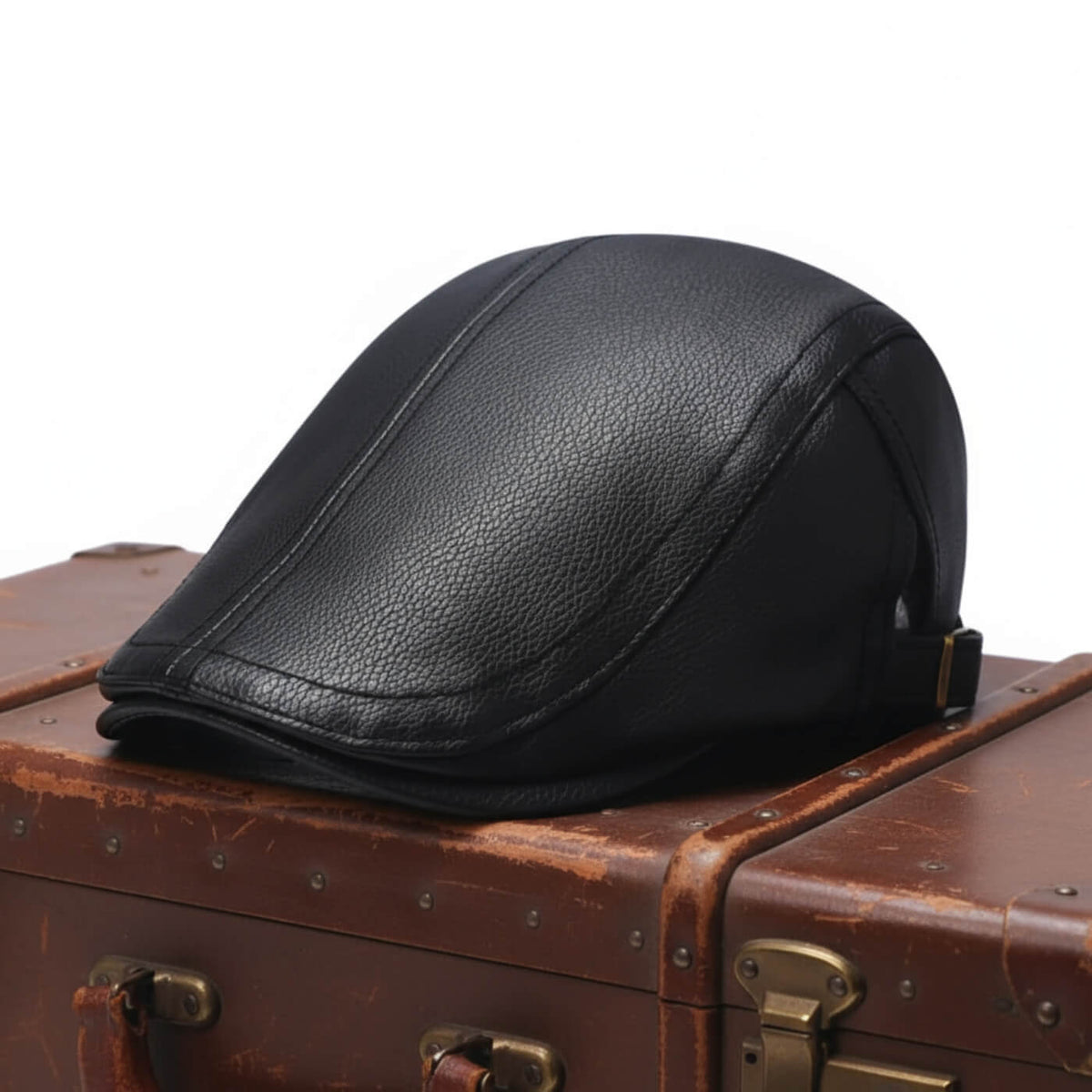 Flat cap in leather — FRAMLINGHAM