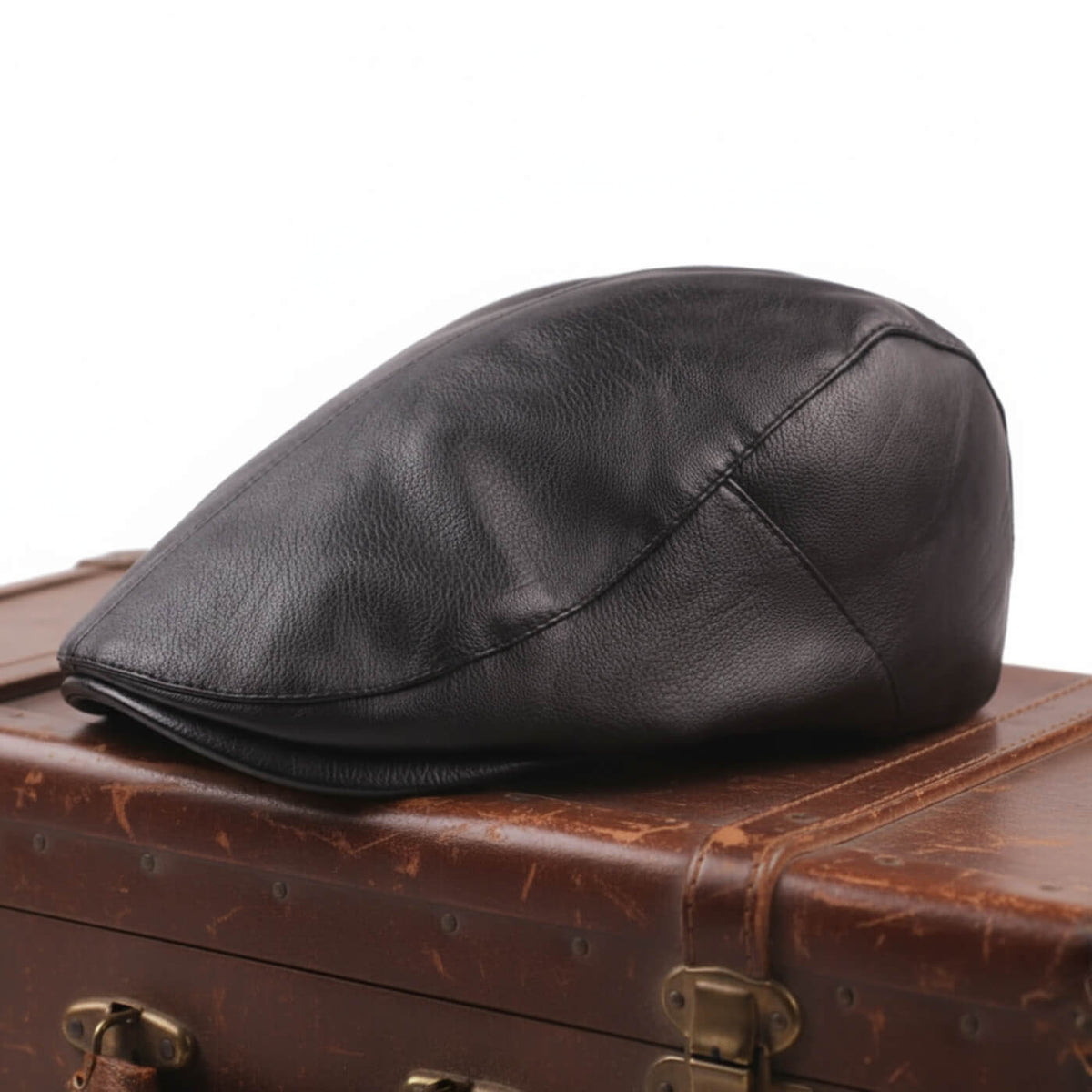 Flat cap in leather — LAVENHAM